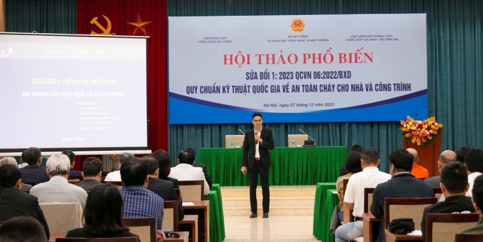 Phó Viện trưởng Viện Khoa học công nghệ xây dựng Cao Duy Khôi trình bày nội dung sửa đổi 12023 của QCVN 062022BXD